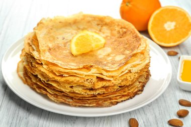 Turuncu ile lezzetli gözleme yığını