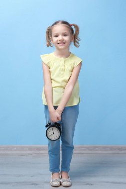 küçük kız ile çalar saat 