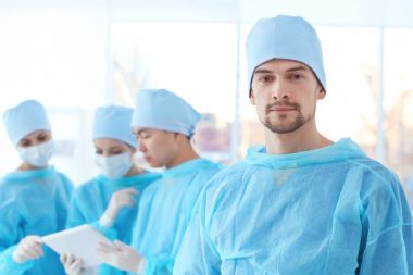 yakışıklı genç bir doktor