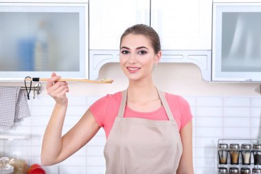 Pişirme kavramı. Genç kadın yemek tatma