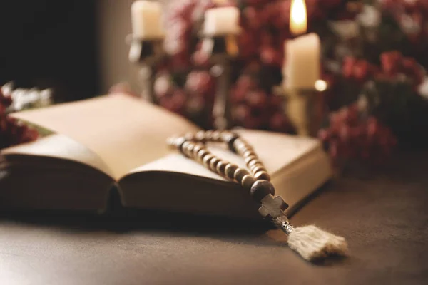 Ανοίξτε Την Αγία Γραφή Και Ξύλινες Χάντρες Κομπολόι Στο Τραπέζι — Φωτογραφία Αρχείου