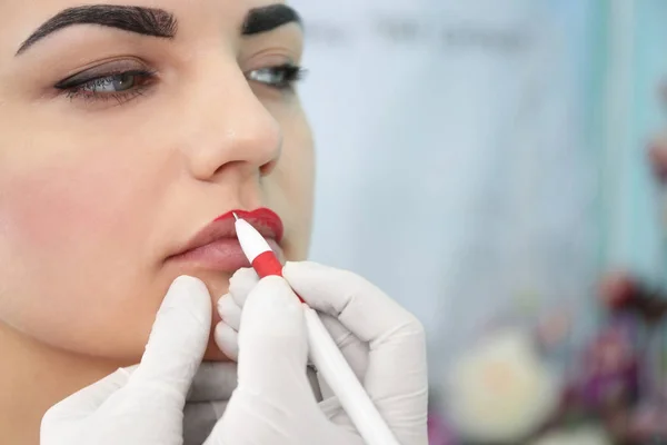 Jovem Bela Mulher Fazendo Maquiagem Permanente Salão Cosmetologia — Fotografia de Stock