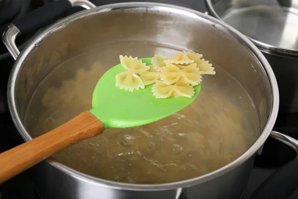 Cocinar pasta en sartén —  Fotos de Stock