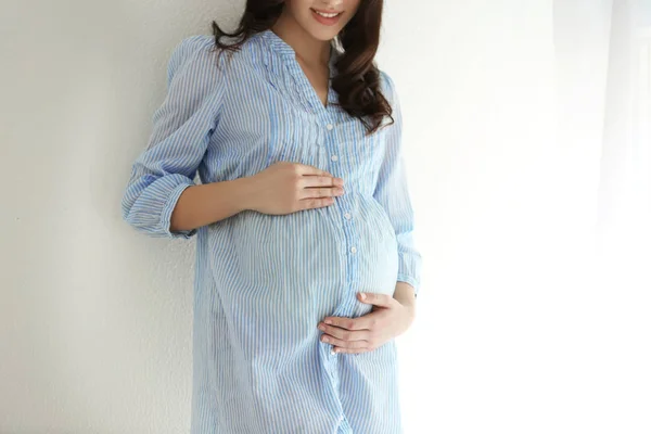 Mulher grávida bonita em casa — Fotografia de Stock
