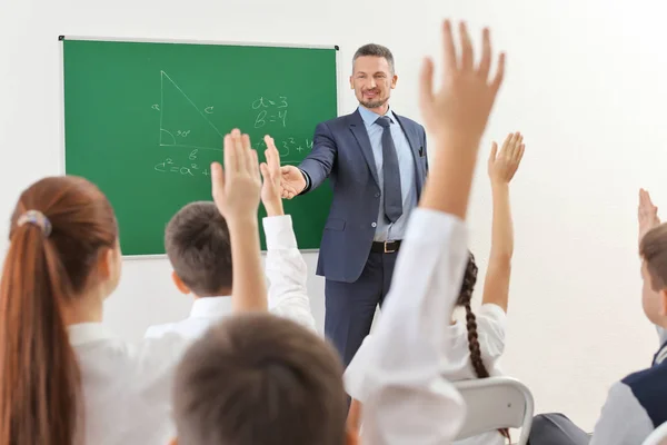 Professeur masculin conduisant une leçon en classe — Photo