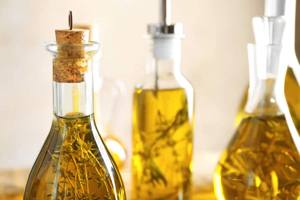 Butelki z oliwą na stole — Zdjęcie stockowe
