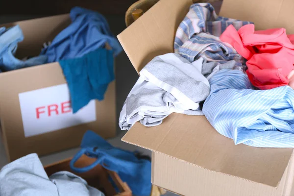 Donationen låda med kläder — Stockfoto