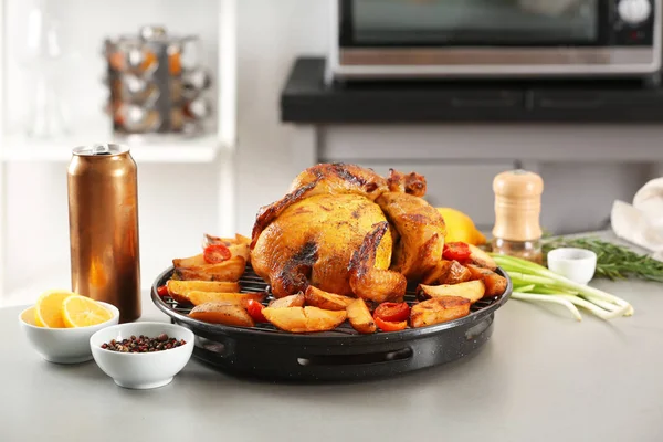 Grilled beer can chicken — Stock Photo, Image