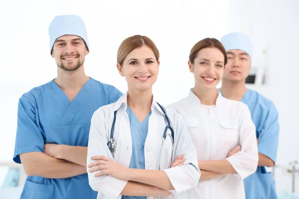 Squadra di giovani medici in clinica moderna — Foto Stock