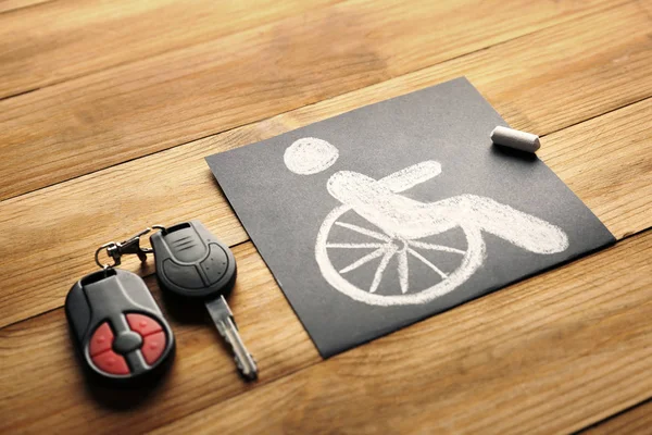Auto sleutel en schoolbord met handicap ondertekenen — Stockfoto
