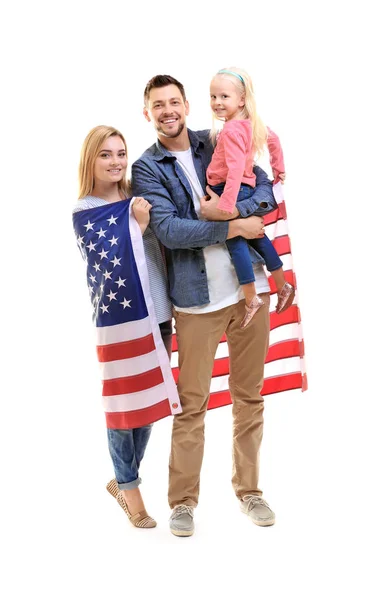 Família feliz com bandeira americana no fundo branco — Fotografia de Stock