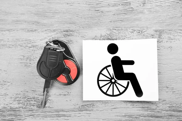 Ключ от машины и карта с табличкой "инвалид" — стоковое фото
