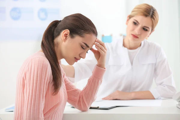 Mulher deprimida no consultório médico — Fotografia de Stock