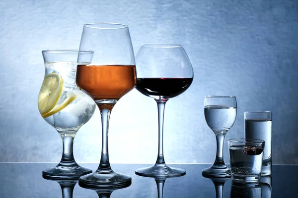 Vari bicchieri di vino e liquori — Foto Stock