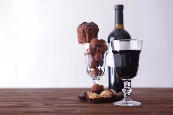 Vino rosso e dolci — Foto Stock