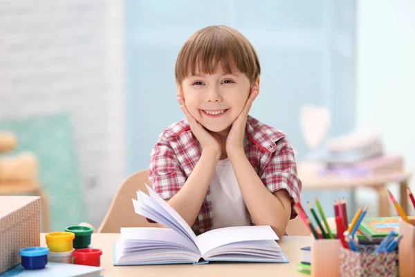 Lindo niño pequeño — Foto de Stock