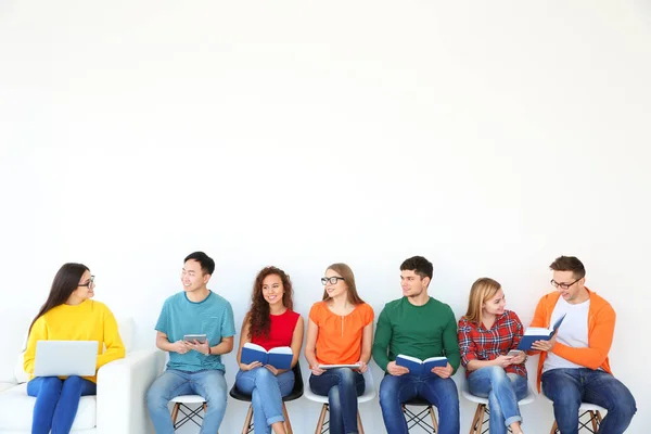 Personas con libros y gadgets — Foto de Stock