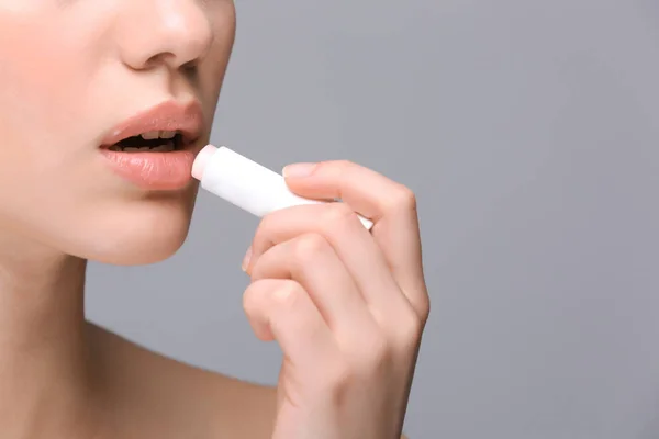 Γυναίκα εφαρμογή βάλσαμο για τα χείλη — Φωτογραφία Αρχείου