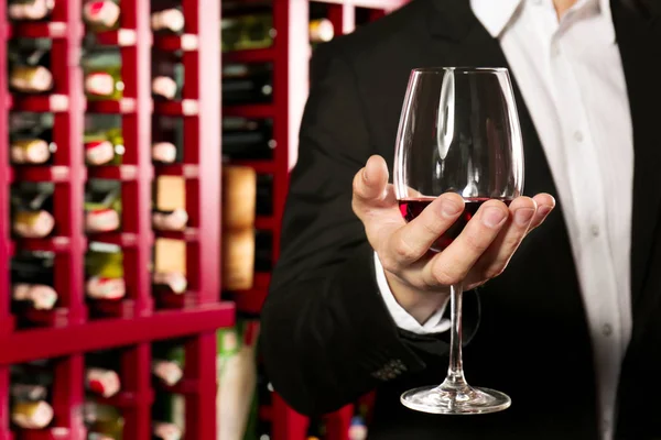 Человек с бокалом красного вина — стоковое фото
