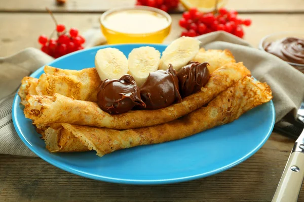 Panquecas deliciosas com chocolate e banana — Fotografia de Stock