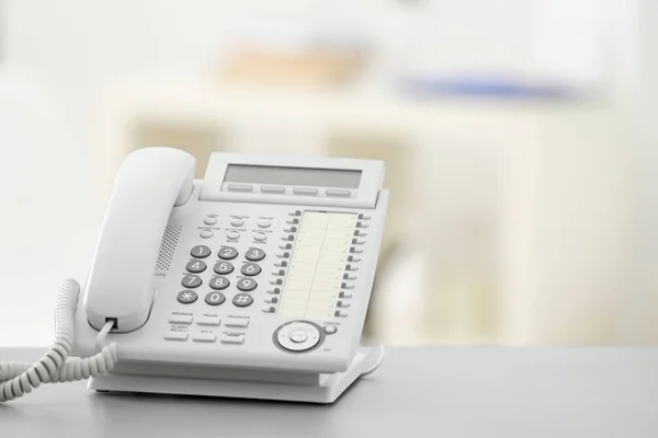 Weißes Telefon auf dem Tisch — Stockfoto
