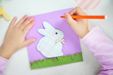 Küçük kız boyama el yapımı Paskalya kartı