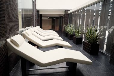 Spa salonda şezlong