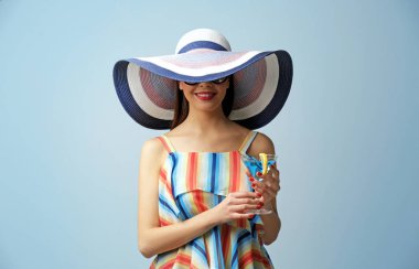 Kokteylli genç kadın. 