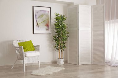 Ekran ve koltuk katlama ile güzel oda iç