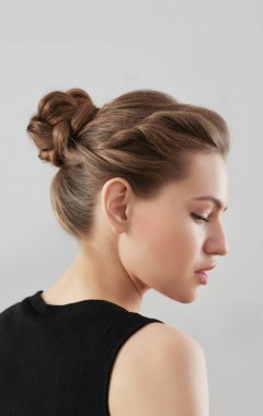 güzel örgü saç modeli olan kadın