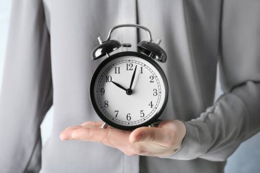 Çalar saat holding eller