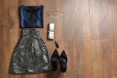 Erkek giyimi düz yatıyordu kümesi