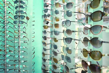 Farklı güneş gözlüğü ile vitrin