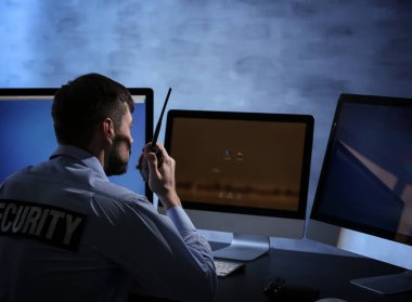 erkek güvenlik görevlisi  