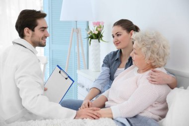 Büyükanne ziyaret doktor ile güzel kız