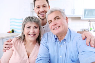 Selfie alarak orta yaşlı anne ile genç adam