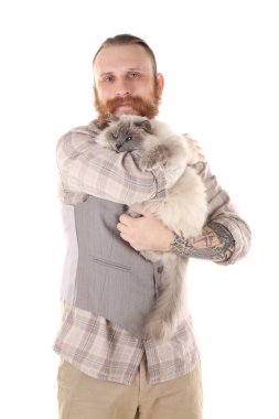 Genç erkek ile beyaz izole kabarık kedi sakallı