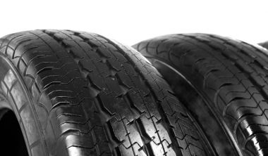 Beyaz arka plan üzerinde araba lastikleri