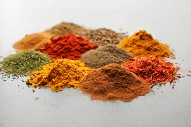 Yığın-in çeşitli baharatlar 