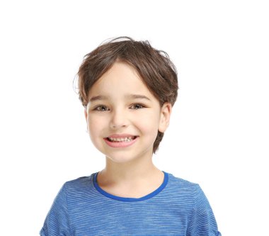 Küçük çocuk beyaz arka planda harfleri telaffuz ediyor.