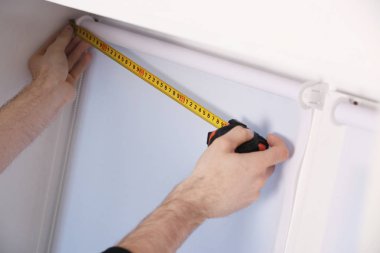 pencere ölçümler yaparak eller