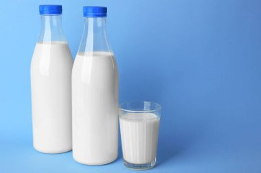 Lezzetli süt ile cam şişe 