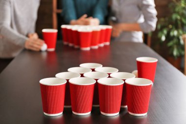 İnsanlar Bira Pong oynamak 