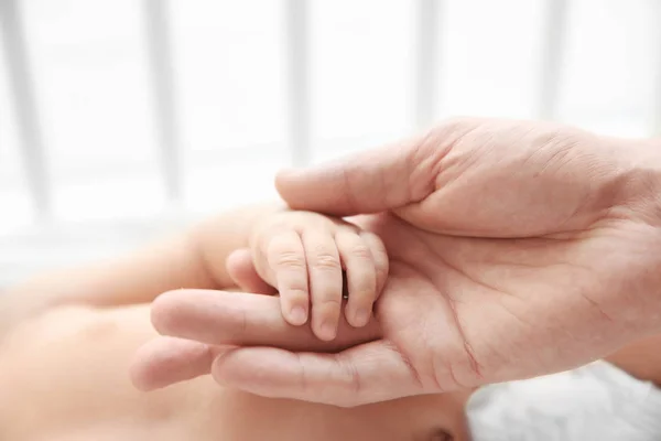 Matka Trzymając Rękę Małego Dziecka Zbliżenie — Zdjęcie stockowe