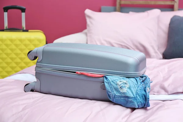 Gepackter Reisekoffer im Bett — Stockfoto