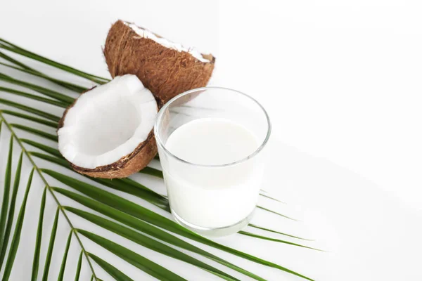 Свежее кокосовое молоко — стоковое фото