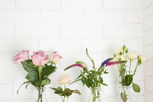 Lindas flores em vasos de vidro — Fotografia de Stock