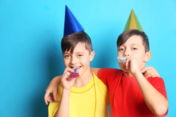 Leuke Verjaardag Jongens Met Feestmutsen Blauwe Achtergrond — Stockfoto