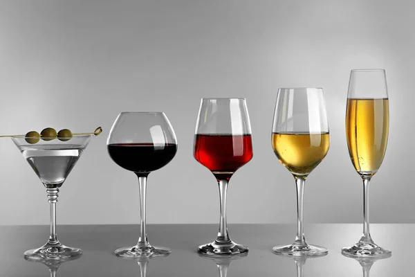 Glazen voor wijn en gedistilleerde dranken — Stockfoto