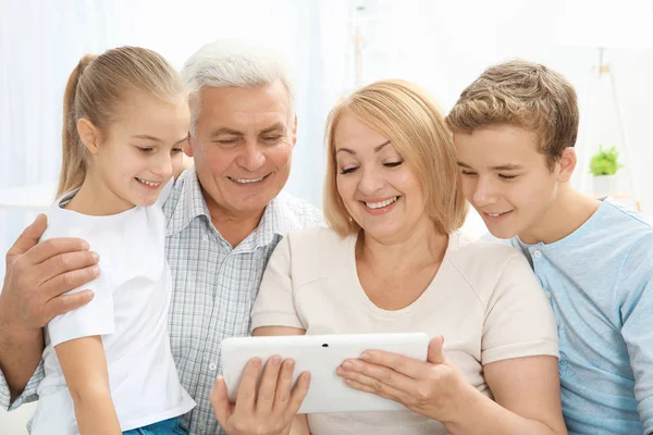 Schattige Kinderen Hun Grootouders Met Tablet Woonkamer — Stockfoto